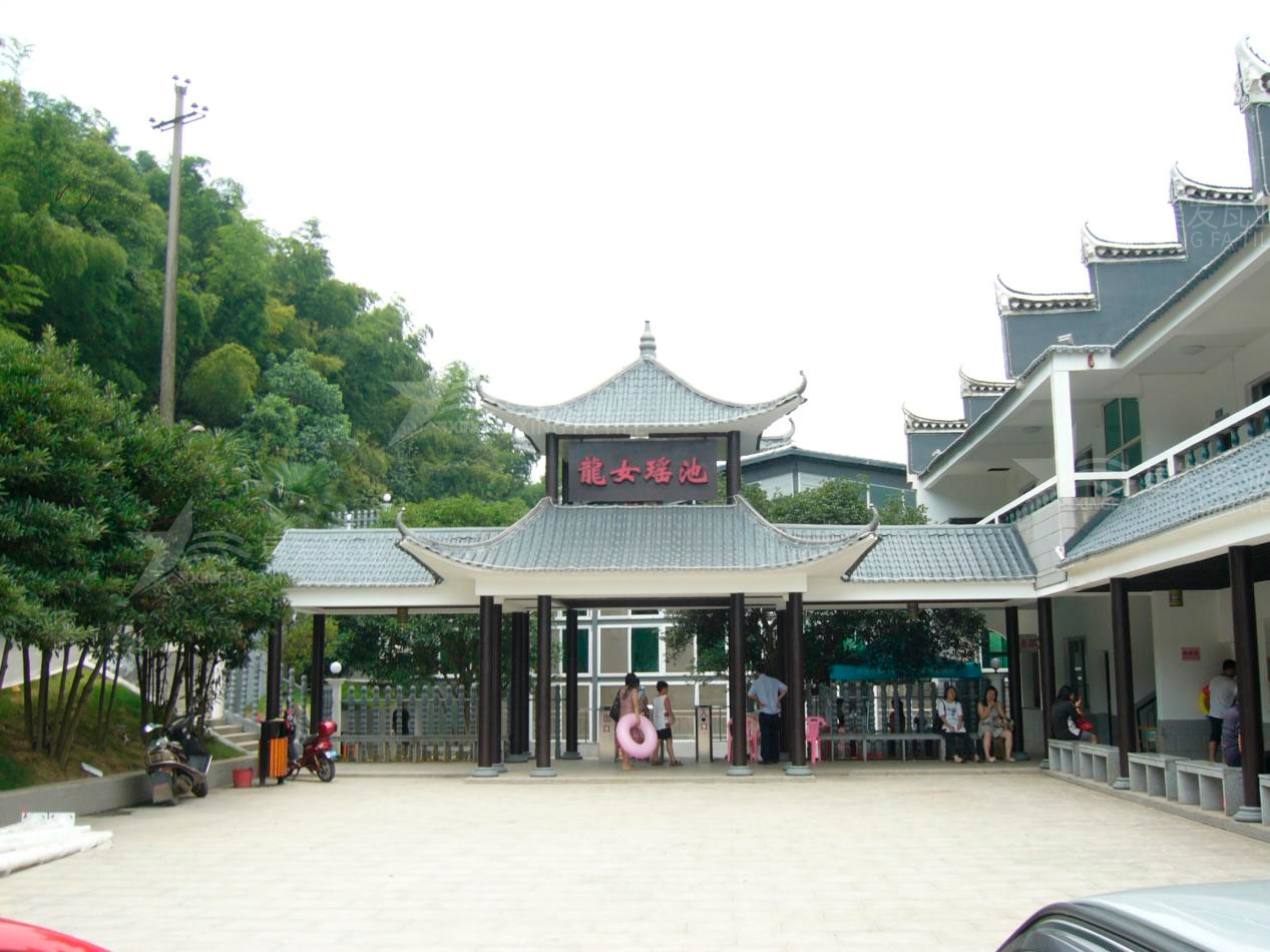 屋頂材料合成樹脂瓦和不銹鋼瓦哪個(gè)好？選擇很重要！