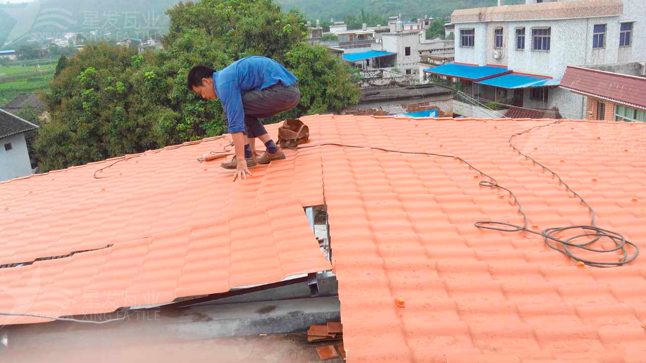 屋頂鋪設(shè)安裝合成樹脂瓦時，牢牢記住這3點，就不怕屋頂出問題！